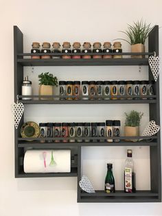 Diy Gewürzregal Kitchen Workshop, Wooden Spice Rack, Kabinet Dapur, Industrial Style Decor, Kitchen Organization Diy, Kitchen Organization Pantry, Updated Kitchen