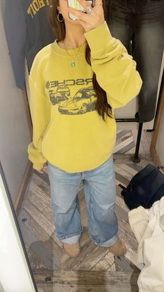 Yellow Fall Outfits, Chill School Outfits, Ugg Outfit Ideas, Outfit Inspo Winter, Women's Winter Outfits, Winter Footwear, Versatile Shoes, Fits Clothes