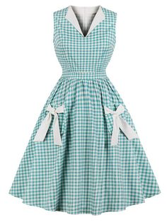 Bring them to their knees, dames! Entirely unique and utterly irresistible, your vintage clothing collection just wouldn't be complete without the addition of this sensational statement dress. The dress features a lovely plaid print throughout a green backdrop cast in a marvelous stretchy fabric. Petticoats added for v Sequin Evening Dresses, Standard Dress, 1940s Dresses, Plaid Bow, Statement Dress, 1950s Dress, Mode Vintage, 1950s Vintage, Green Plaid