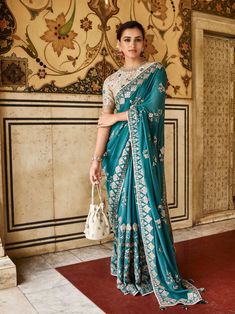 भारतीय दुल्हन संबंधी, Nice Suits, White Sari, Indian Closet, डिजाइनर कपड़े, Character Wardrobe, Saree Painting, Anita Dongre, Sari Blouse Designs