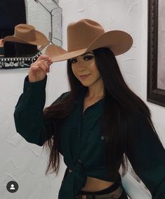 Ranchera Outfits, Takuache Girl Outfits, Vaquera Outfits, Western Girl Outfits, Cute Cowgirl Outfits, Cowgirl Style Outfits, Wilde Westen, Country Style Outfits, Latina Fashion Outfits