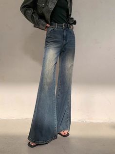 Season : All season Age : MIDDLE AGE Place Of Origin : China (mainland) Model Number : S-1254/p Style : Casual Jeans Style : FLARE PANTS Fit Type : regular Fabric Type : Cotton denim Decoration : Pockets Waist Type : high Length : full length Material : COTTON,POLYESTER Gender : WOMEN Item Type : JEANS Brand Name : LJHXYPLYT Elasticity : Non Strech size : CMS  Waist 64  Hip 92  Length 103M  Waist 68  Hip 96  Length 104L  Waist 72  Hip 100  Length 105XL  Waist 76  Hip 104  Length 106 The above dimensions are measured manually in kind, and there will be a 2-4cm error due to different measurement methods. The relevant data is only for reference, and the actual product shall prevail.Due to differences in body shape, please carefully review the size chart before placing an order. Pay attention Jeans For Woman, Wide Leg Denim Pants, Blue Flare Jeans, Retro Fashion Women, Denim Decor, Jean Vintage, Vintage Preppy, Summer Jeans, Denim Trousers