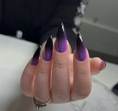 Goth Manicure, Purple Stiletto Nails, Black And Purple Nails, Black Ombre Nails, Dark Purple Nails, Purple Ombre Nails, Violet Nails, Unghie Sfumate