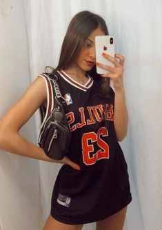 Nba Jersey Outfit, Basketball Game Outfit Women, Sporty Casual Outfits, Cute Outfits To Wear, Basketball Game Outfit, Jersey Fashion, Nba Outfit, Vintage Clothing Boutique