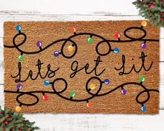 a door mat with the words, let's get set and christmas lights on it