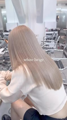 White Beige Hair Color, White Beige Hair, Medium Haircut Korean, Haircut Women Medium, Medium Length Haircut Women, Short Hairstyles Male, Haircuts With Bangs Medium, Women Medium Length Haircut, Hairstyles For Women Medium Length