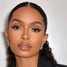 Celebrity makeup collaborations have become influential, with famous personalities creating their own makeup lines, inspiring women to recreate their favorite looks. Outdoor Makeup Looks, Neutral Dark Skin Makeup, Black Woman Makeup Looks, Natural Makeup Looks For Black Women, Bridal Makeup Black Women, Wedding Makeup Black Women, Yara Shahidi Makeup, Yara Shahidi Outfits, Yara Shahidi Hairstyles