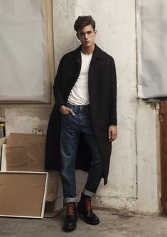 Não tem muito segredo com sobretudo + jeans + camiseta, você pode usar uma bota mais pesada pra deixar mais interessante. A melhor modelagem do jeans é a bootcut ou reta, dobrando a barra já cria um ponto de interesse que parece deixar a roupa diferente, Punk Professional, Mans Jacket, Xavier Serrano, Guy Style, Gq Style, Hipster Mens Fashion, Men Clothes