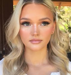 Natural Makeup Homecoming, Soft Makeup For Bridesmaids, Classic Prom Makeup, Natural Makeup Blonde Hair, Soft Glowy Bridal Makeup, Classy Wedding Makeup Brides, Glam Bridal Makeup Pale Skin, Doe Eye Wedding Makeup, Natural Makeup Wedding Blue Eyes