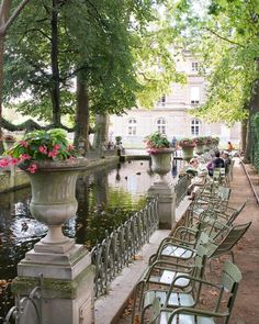 there are many chairs lined up by the water