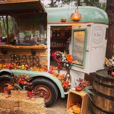 Horse trailer bar decorated for fall. Beverage Trailer, K Bar, Food Truck Menu, Coffee Stand, Piaggio Ape, Gin Bar, Luxury Bar, Planning Business