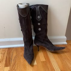 Cool Heeled Boots With Pointed Toe & Button/Material Detailing Along The Top And Sides Never Been Worn! New With Box Thrift Manifestation, Shoes Basic, Clothes To Draw, Shoes Everyday, Pointed Boots, Basic Shoes, Shoes Trendy, Mori Kei, Pointed Toe Boots