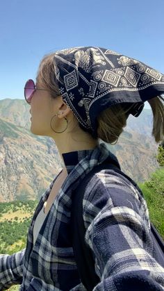 Elevate your outdoor experience with these stylish and functional adventure outfits. From rugged-chic ensembles to nature-inspired looks, embrace the essence of adventure in every step. #AdventureOutfit #OutdoorStyle #ExploreInAesthetic Headscarf Ideas, Ig Pictures, Scarf Wearing, Scarf Wearing Styles, Rock Star Outfit, Bandana Style