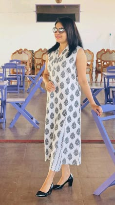 Lace Kurti, Long Kurti Design, Woolen Kurti, Ladies Shirt Design, Kurti Short, White Salwar Suit, Office Wear Kurtis, Sleeveless Kurti, Pant Kurti