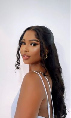 Prom Hair Styles With Extensions, Prom Looks Hairstyles Black Hair, Elegant Hairstyle Black Women, Hairstyles Ideas For Birthday, Hairstyle For Photoshoot Ideas Long Hair, Ponytail Outfit Ideas, Prom Hairstyles Wig For Black Women, Middle Part Wedding Hairstyles Black Women, Graduation Wig Styles