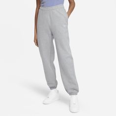 Premium fabric and a laid-back design highlight the Nike Solo Swoosh Pants. Part of the Essentials collection, these pants use a soft feel with a loose fit for all-day wear. Nike Sweats Women, Grey Nike Sweats, Nike Grey Sweatpants, Grey Nike Sweatpants, Fleece Pants Women, Sweatpants Nike, Nike Sweats, Cute Lazy Day Outfits, Nike Sweatpants