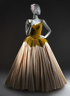 "Petal" (image 1) | Charles James | American | 1951 | silk | Metropolitan Museum of Art | Accession Number: C.I.65.36.2 Couture Mode, Couture Designers, Vintage Gowns, Vintage Couture, Moda Vintage, Historical Dresses, Look Vintage, 1950s Fashion