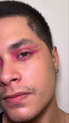 Trans Flag Makeup, Punk Makeup Men, Makeup Hombre, Makeup With Eyeshadow, Black Makeup Looks, Boy Makeup, Pink Makeup Tutorial, Futuristic Makeup, Applying Eyeshadow