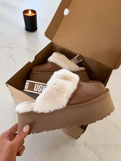 Platform Ugg Slippers, Fall Uggs, Fall Fashion Comfy, Ugg Season, Platform Ugg, Ugg Store, Fancy Heels, Shoes Outfit Fashion