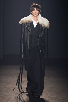 Ann Demeulemeester Fall 2024 Ready-to-Wear https://www.vogue.com/fashion-shows/fall-2024-ready-to-wear/ann-demeulemeester/slideshow/collection#3 Ann Demeulemeester 90s, Haider Ackermann Menswear, Ann Demeulemeester Menswear, High Fashion Men, Runway Model, Archive Fashion, Dress Inspo, Ann Demeulemeester, Going Out Outfits