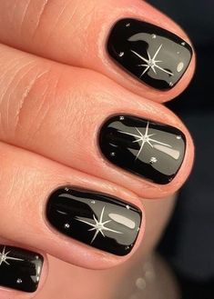 New Years Nail Polish Ideas, New Years Nail Designs For Kids, Black Nails New Years Eve, New Year’s Eve Nails Design Short, New Years Shellac Nails, New Years Short Gel Nails, Nye Nails Black And Silver, Short Round Nye Nails, New Years Fingernails