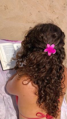 Curly Hair On Beach, Hairstyles Summer Aesthetic, Beach Pics Inspiration, Beach Hair Curly, Curly Hair Styles For Summer, Curly Hair Aesthetic Hairstyles, Curly Hair At Beach, Curly Hair Beach Aesthetic, Hoț Girl Summer