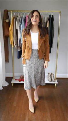 Business Midi Skirt Outfit, Spring 2023 Outfits Work, Summer Office Outfits Petite, How To Dress With Skirts Outfit, Midi Skirt Outfit Professional, How To Dress Skirt In Winter, Casual A Line Skirt Outfit, Skirt Outfits Ideas Casual, Skirts For Office Wear