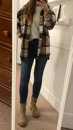 Cream Plaid Shirt Outfit, Beige Boots Fall Outfit, Womens Flannel Shacket Outfit, Sweater Flannel Outfit, Chelsea Boots And Jeans Women, Beige And Black Winter Outfit, Cute Outfits With Shackets, Black With Beige Outfit, Fall Outfit With Chelsea Boots