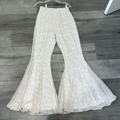 Never Worn Chic White Flare Bottoms, White Fitted Flare Bottoms, Fitted White Flare Bottoms, Chic White Flare Pants, Spring White Flare Pants, White Flare Pants For Spring, Trendy White Flare Bottoms, Casual White Flare Bottoms, Cream Fitted Bottoms For Brunch