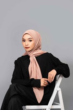 Foto Produk Fashion Hijab - Ameltrias for Bahiya - Ameltrias Photographie Hijabi Headshots, Formal Photoshoot Ideas, Photoshoot Studio Ideas, Professional Profile Pictures, Female Portrait Poses