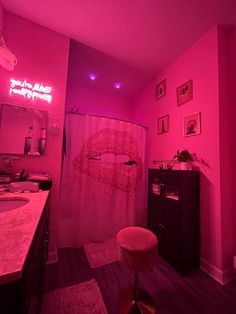 pink bathroom apartment decor Boujee Apartment Ideas, Pink Y2k Bathroom, Pink Apartment Decor Bedroom, Apartment Bathroom Decor Ideas Pink, Apartment Bathroom Decor Ideas Aesthetic, Pink Aesthetic Apartment Decor, Baddie House Decor Living Room, Apartment Aesthetic Black Women, Pink Bathroom Decor Apartment