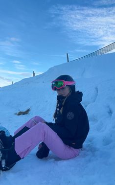 Pink Snow Pants Outfit, Cute Snowboard Outfits, Skii Outfit Girl, Skiing Outfit For Women Aesthetic, Skiing Fits Aesthetic, Cute Hairstyles For Snowboarding, Cool Girl Snowboarding Outfits