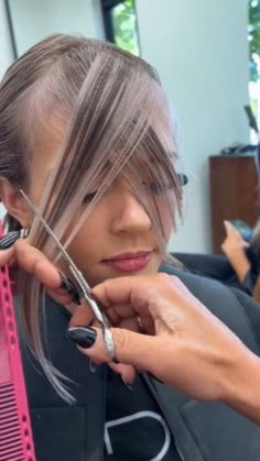 Layered Cuts For Fine Hair, Bob With Caramel Highlights, Diy Haircut Layers, Langer Pony, Brunette Pixie, Color Tutorial, Layered Haircuts For Medium Hair