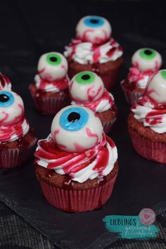 Halloween Cupcakes Decoration Scary, Halloween Eye Cupcakes, Hallowe’en Cupcakes, Halloween Muffin Ideas, Halloween Food Ideas Aesthetic, Halloween Baking Ideas Cupcakes, Halloween Theme Cupcakes, Halloween Desserts Cupcakes, Halloween Cupcake Ideas Creative