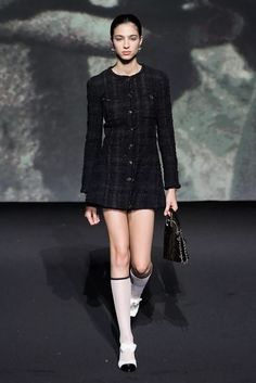 Défilé - Chanel - Prêt à porter Printemps-Eté 2023 - photo 2 Coco Chanel Black Dress, Chanel Outfit Aesthetic Korean, Chanel Airport, Chanel Outfit Aesthetic, Chanel Black Dress, Chanel Spring 2023, Style Chic Parisien, High Class Fashion, Givenchy Dress