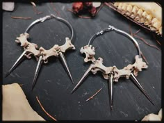 Uniquely crafted bone hoop earrings with spikes. The earrings are very light for the size! The bones and spikes provide a slight rattle sound in the ear! You can choose the creoles in 3 different diameters! Either 4cm or 5cm diameter This is handmade jewelry from real animal bones that I process into individual jewelry! Each bone is an absolutely unique piece, so slight deviations are possible! The creoles can also vary slightly in strength I would be happy to wrap your order as a gift! Please s Bone Crafts, Earrings Gothic, Witch Earrings, Bone Earrings, Vulture Culture, Jewelry Gothic, Bone Art, Bone Jewelry, Gothic Earrings