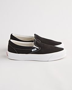 Vault by Vans is the brand's premium line. The Vans UA OG Classic Slip-On in black is a reiteration of a classic silhouette, recognisable by its contrast heel tab. Slip On Shoes, Slip On Sneaker