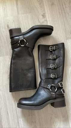 Boots, miu miu, botas marrones miu miu dupe Miu Miu Biker Boots, Miu Miu Boots Outfit, Buckle Boots Outfit, Biker Boots Outfit, Miu Miu Boots, Boots Biker, Shoe Trend, Boot Outfits, Womens High Boots