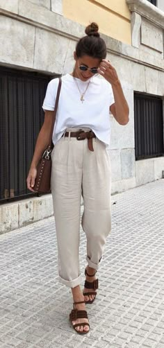 Áo Blu, T Shirt Branca, Beige Pants, Mode Casual, Neutral Outfit, Inspired Outfits, Edgy Outfits, Classic Outfits