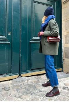 Tan Brogues Outfit Women, Spain Travel Outfits Winter, Sebago Outfit Women, Brown Mocassin Outfit, Mocassin Outfit Winter, Tan Loafers Outfit Women, Loafers Outfit Aesthetic, Burgundy Loafers Outfit, Nude Boots Outfit