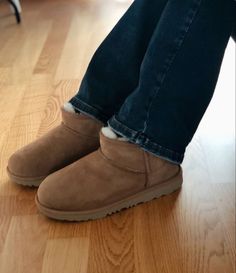 Ugg Mini Chestnut, Ugh Low Boots, Chestnut Ultra Mini Uggs, Ultra Mini Uggs Styled, Ugg Mini Aesthetic, Ugg Ultra Mini Chestnut, Micro Uggs, Low Top Uggs, Ugh Mini