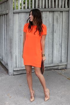 summer outfit ideas for work: bright shift dress with gold heels Bright Orange Dress, What To Wear To A Wedding, Shift Dresses, Vestido Casual, Fashion Mode, Orange Dress, Work Fashion