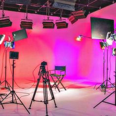 several lights are set up in the middle of a room