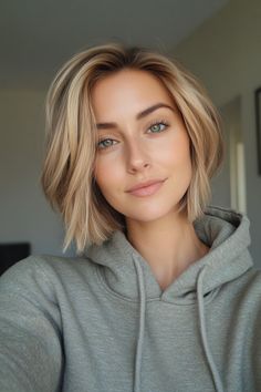 Dunner Wordend Haar, Blonde Short, Angled Bob, Vibrant Style, Beige Blonde, Deep Brown, Hairstyles For Women, Short Bob Hairstyles