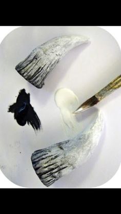 the paint brushes are being used to create an animal's head and tail design