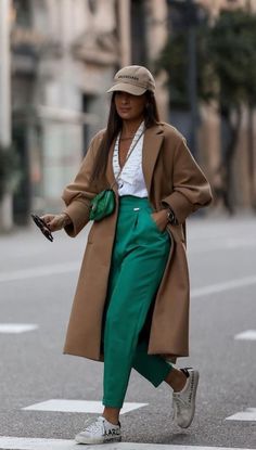 Rose Bag Outfit, Sophisticated Outfits Classy Chic Street Styles, Colorful Boots Outfit, Green Pants Outfit Work, Green Pants