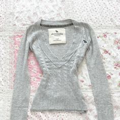 ⋆⁺₊❅⋆ ⁺₊❆⋆𐙚 Vtg stuff for lovies on Instagram: "・┆✦ʚ♡ɞ✦ ┆・grey abercrombie sweater ♡ Measurement 𐙚 Bust 28-36” 𖦹 Length 18“ 💌 Price [⋆ ˚｡⋆୨ 𝓢♡𝓵𝓭 ୧⋆ ˚｡⋆] THB-.  (Thai Baht Currency)  Ship worldwide  ༺♡༻ Payment method ♡ Thai Banking ♡ Wise ♡ PayPal   Dm to purchase Cf or claim under the post first #heidiloviesstock  ♡🪽 tags #coquette #coquetteaesthetic#coquettefashion #coquettecore #coquetteclothes #coquetteoutfit #coquettedollette #himegyaru #cottagecore #cottagecorefashion #pinterestfamous #cuteclothes #lizlisa #girlyoutfits #softgirloutfits #softgirlaesthetic #dolletteaesthetic #dollette #dollettecore #jfashion #tohruhonda #japanesefashion #pinterestoutfit #gyarufashion #lolita #2000sfashion #lolitafashionstyle #nanakomatsu" Korean Winter Outfits, Soft Girl Outfits, Gyaru Fashion, Cottagecore Fashion, Cute Preppy Outfits, Pinterest Outfits, Girly Outfits