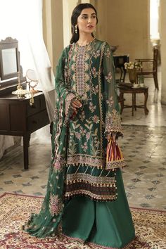 Afrozeh Zar Begum Dhoop Kinaray 2022 Online Shopping is Original Ladies Clothing Brand, and provides both Styles shalwar kameez suits and kurtis. Palazzo Style, Festive Collection, Pure Chiffon, Fabric Pictures, Silk Trousers, Shalwar Kameez, Suit Fabric, Indian Wedding Dress, Pakistani Outfits