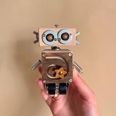 Roboter Geschenk für Studenten, Roboter aus Holz, Geschenk für Sie, lustiges Geschenk für Sie, Geschenk für Ihn, für Ihn oder für Ihn - Etsy.de Scrap Wood Robots, Wooden Robots, Green Robot, Room Decor Desk, Wooden Robot, Robot Gift, Decor Dorm Room, Figurine Sculpture, Robot Sculpture