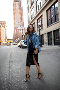 Leather Pencil Skirt Outfit, Skirt Diy, Leather Skirt Outfit, Pencil Skirt Outfits, Graphic Tee Outfits, Moda Chic, Outfit Jeans, Looks Street Style, Black Leather Skirts